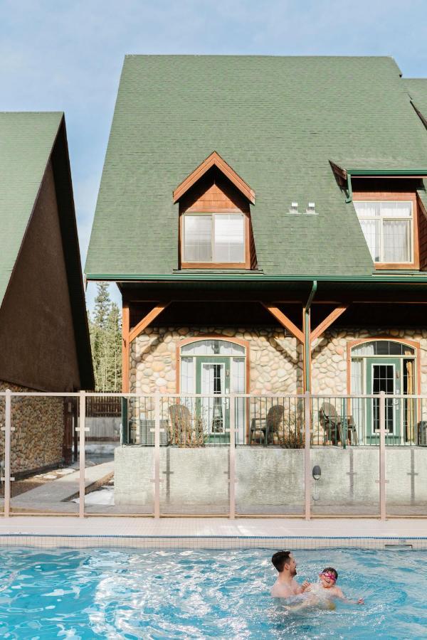 Mount Rundle Hideaway - Pool Hot Tub Holiday home